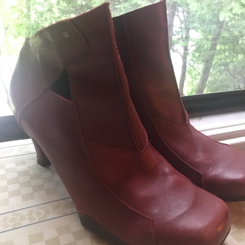 Red leather bootie. Sergio Tomani